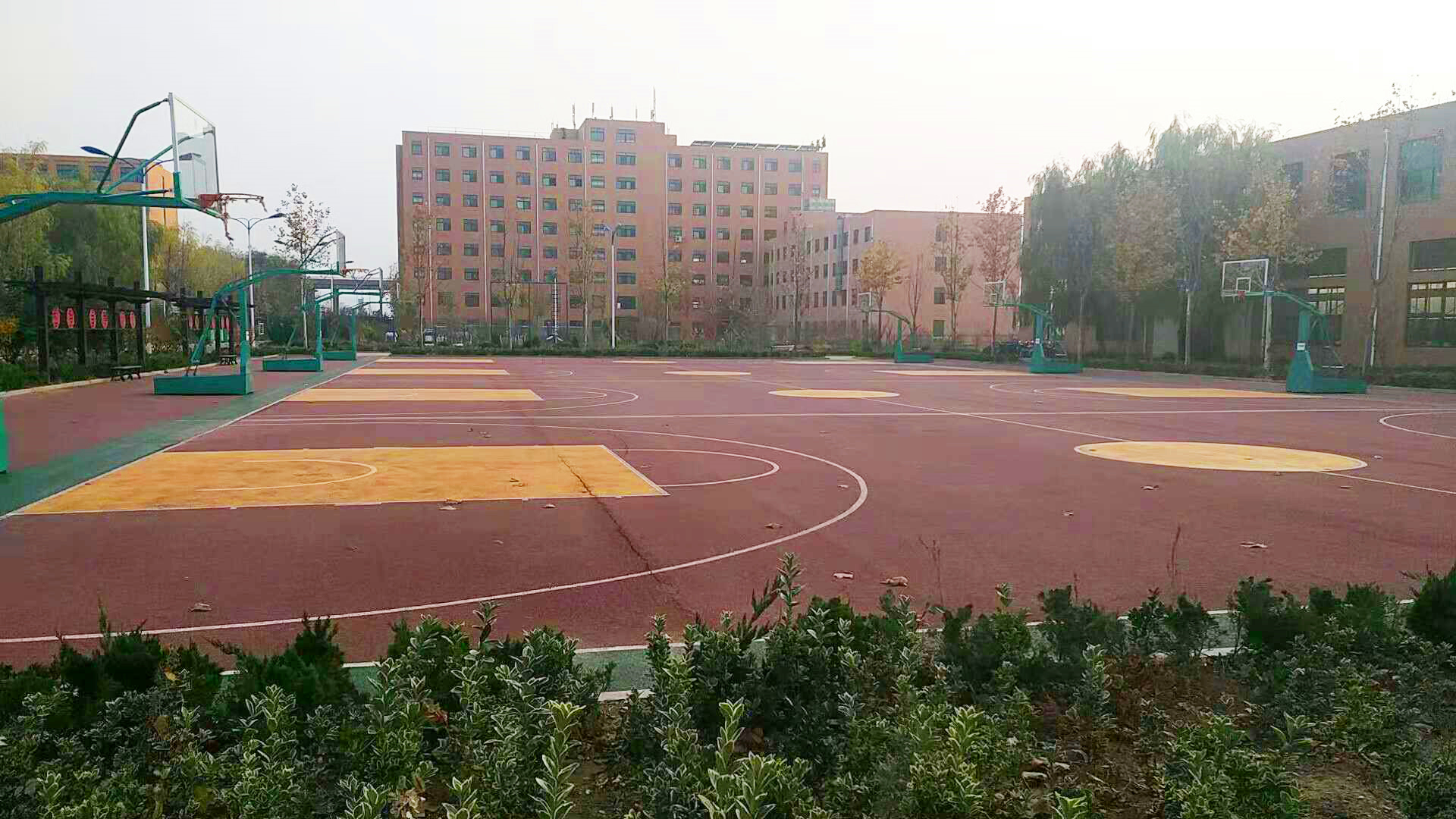 学校篮球场.jpg
