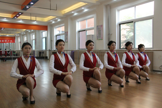 2021-2022学年乘务专业学生实训照片2.png